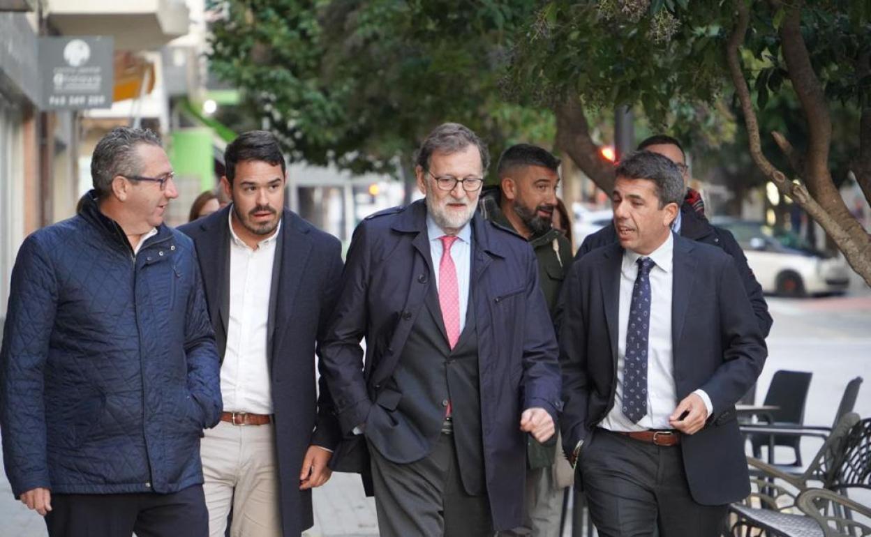 Rajoy, con los dirigentes del PP alicantino y Carlos Mazón, ayer. 