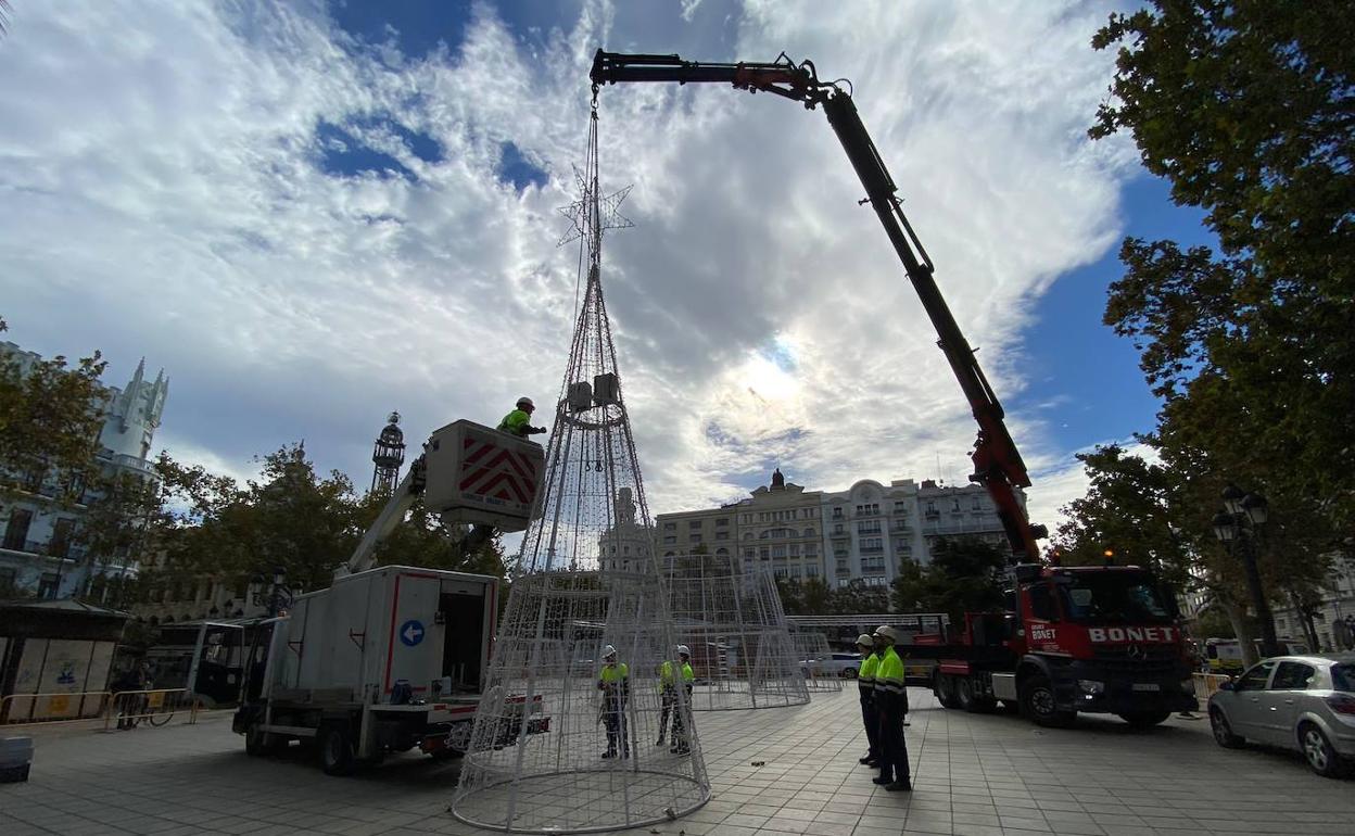 Montaje de uno de los árboles de Navidad que se está instalando en la plaza del Ayuntamiento. 