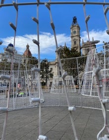 Imagen secundaria 2 - Proceso de montaje de los tres árboles de Navidad, en la plaza del Ayuntamiento. 