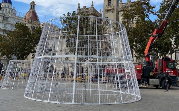 Imagen principal - Proceso de montaje de los tres árboles de Navidad, en la plaza del Ayuntamiento. 