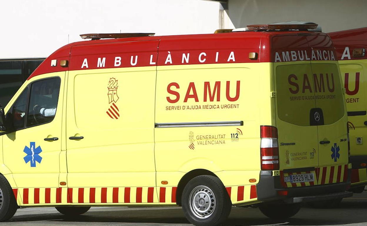 Una ambulancia en un hospital de Valencia. 