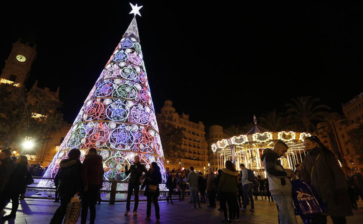 Encendido de la iluminación navideña de la Plaza del Ayuntamiento