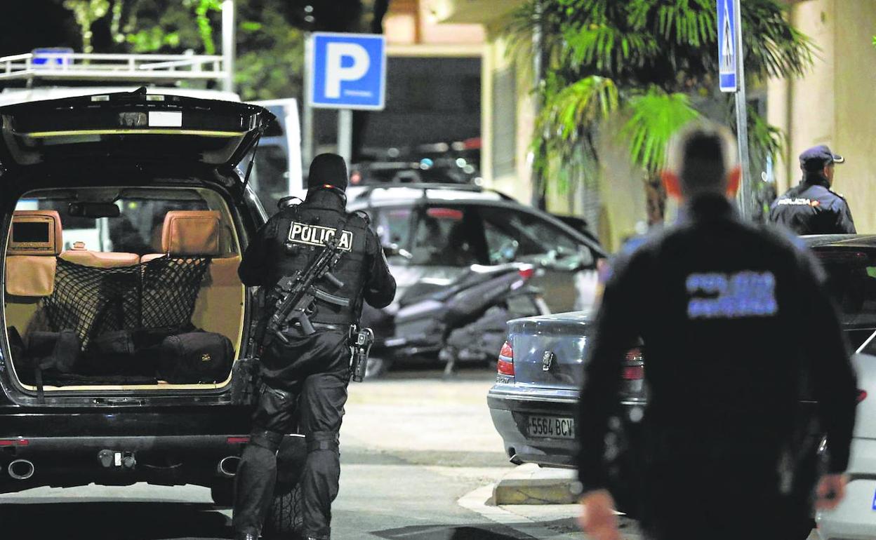 Los agentes de policía en el lugar de los hechos. 