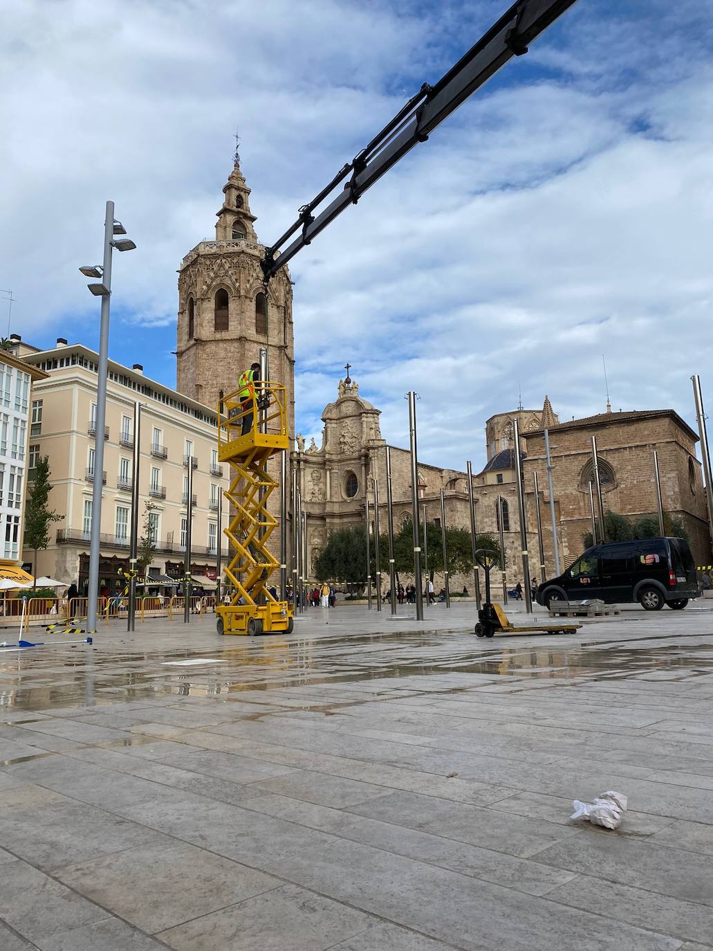 Operarios municipales desmontan este martes los toldos de la plaza de la Reina, instalados el pasado mes de julio