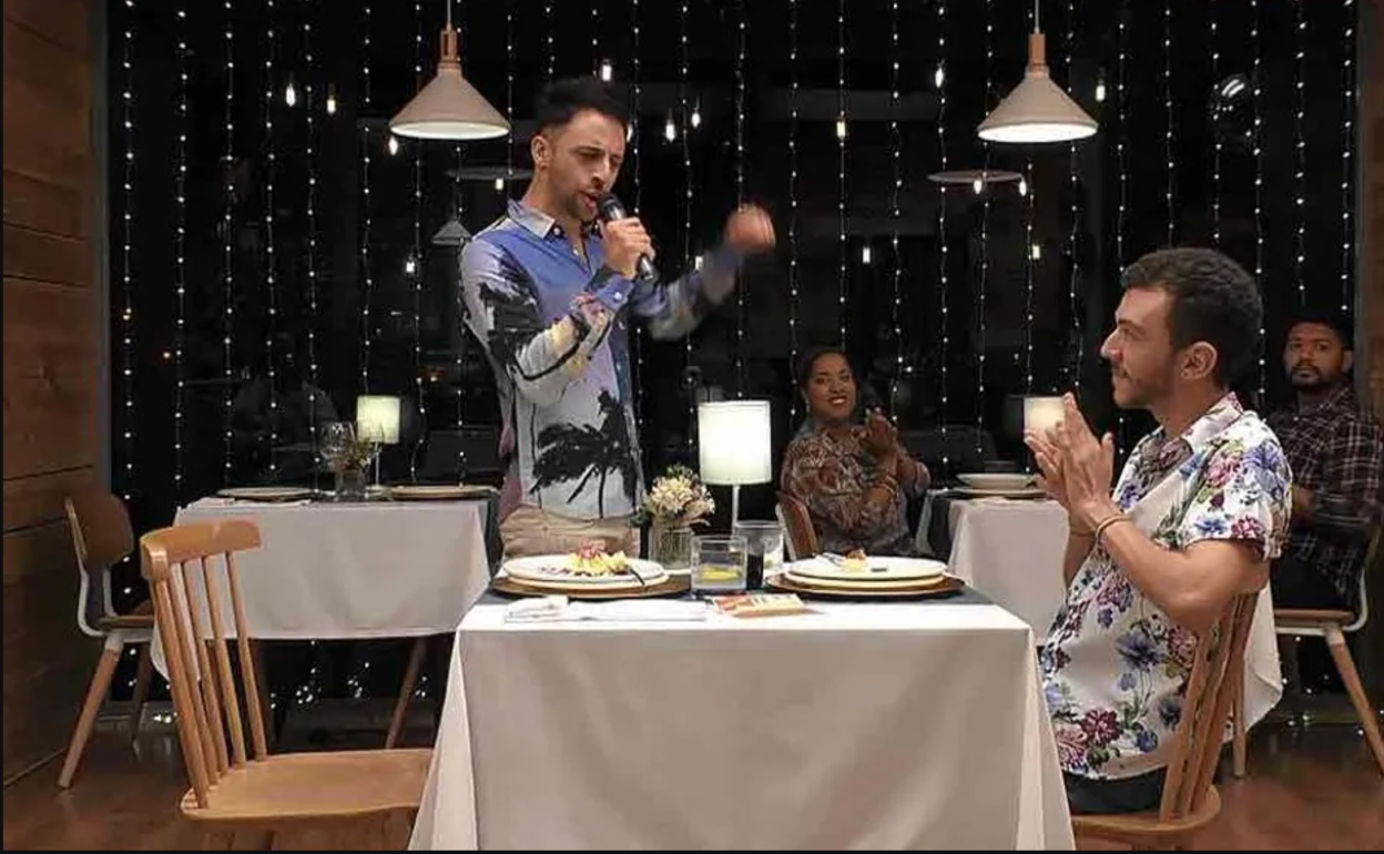 'First Dates' | Un soltero de 'First Dates' sorprende a su cita cantando una canción de Raphael: «Esa tampoco la conozco»