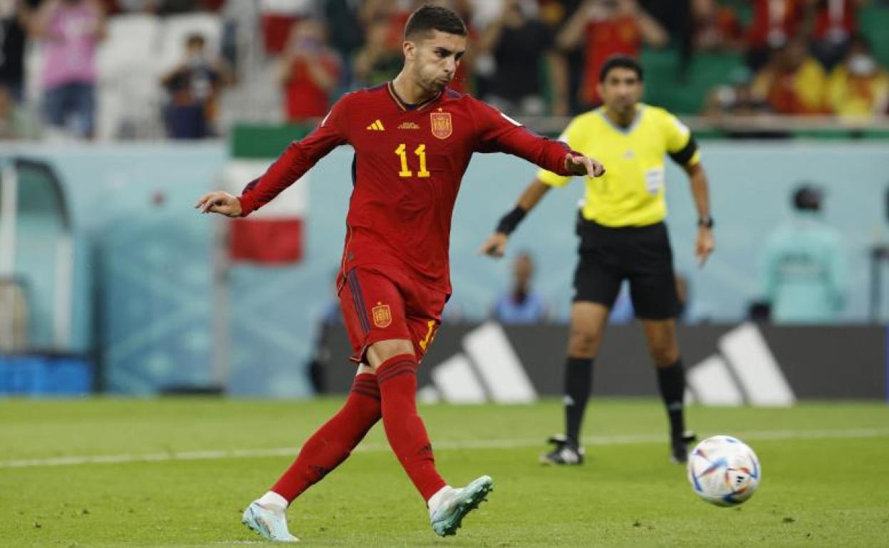 Ferran Torres ejecuta el penalti que ha supuesto su primer gol en el Mundial. 