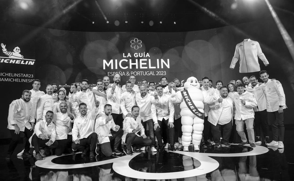 Los cocineros con una estrella Michellin posan durante la Gala de la Guía Michelin 2023. 