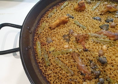 Imagen secundaria 1 - Algunos de los platos del menú de esta semana, con la paella que no falta en la carta. 