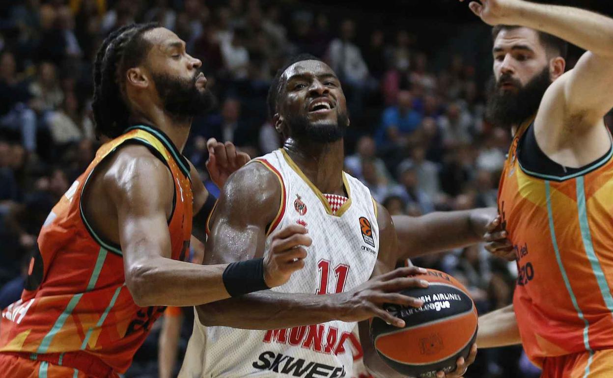 Webb III y Dubljevic, ante Diallo, en el Valencia Basket-Mónaco de Euroliga 