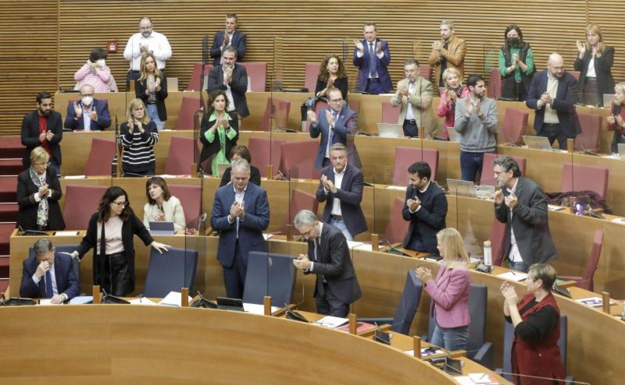 La bancada de la izquierda aplaude una intervención de Puig. 