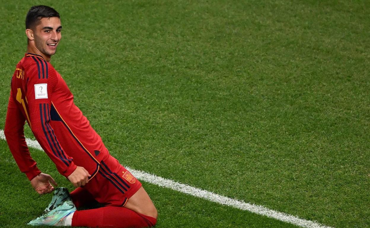 Ferran Torres celebra el cuarto gol de España frente a Costa Rica.