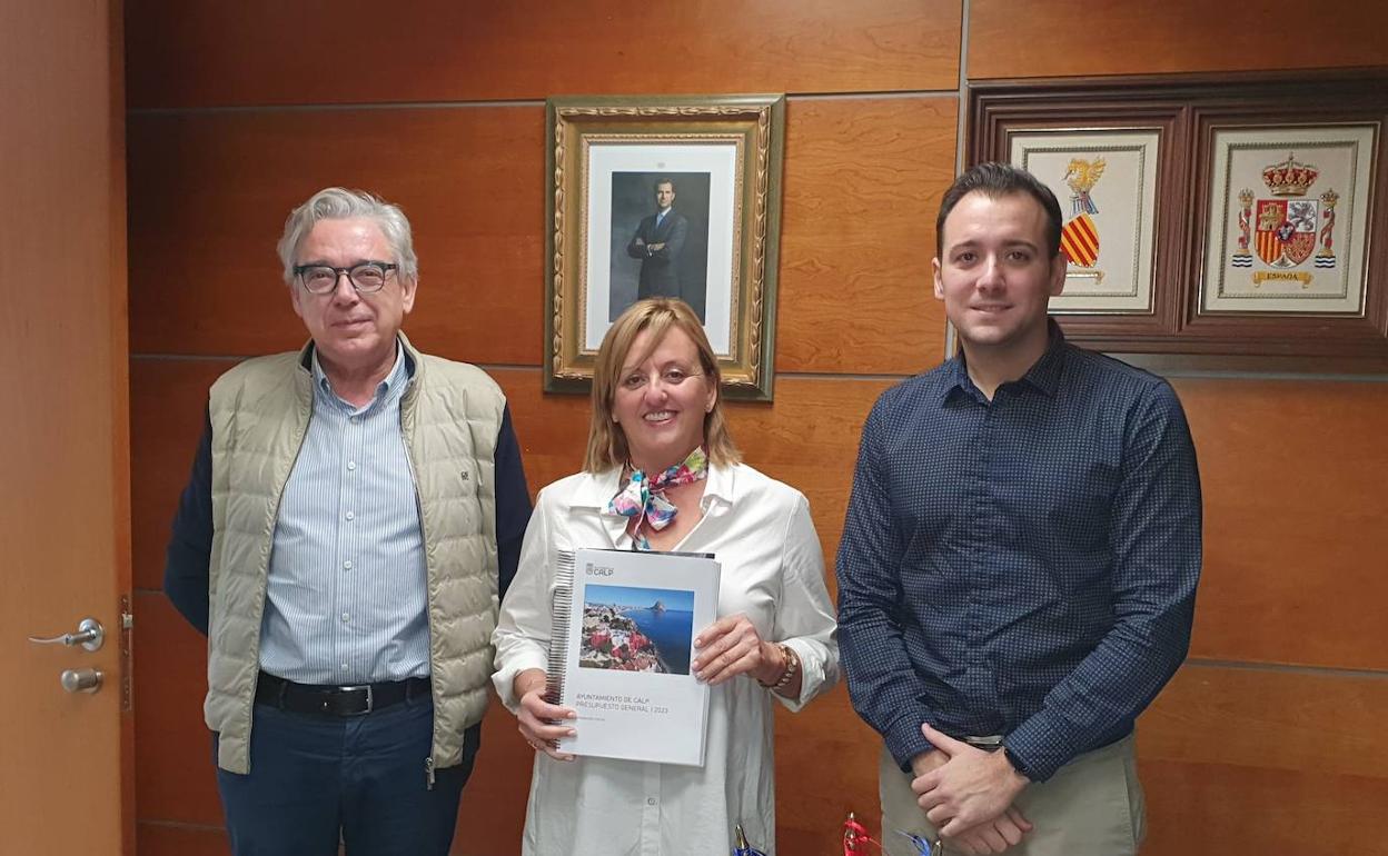 La alcaldesa de Calp, Ana Sala, con los ediles Juan Manuel del Pino y Fernando Ortiz. 