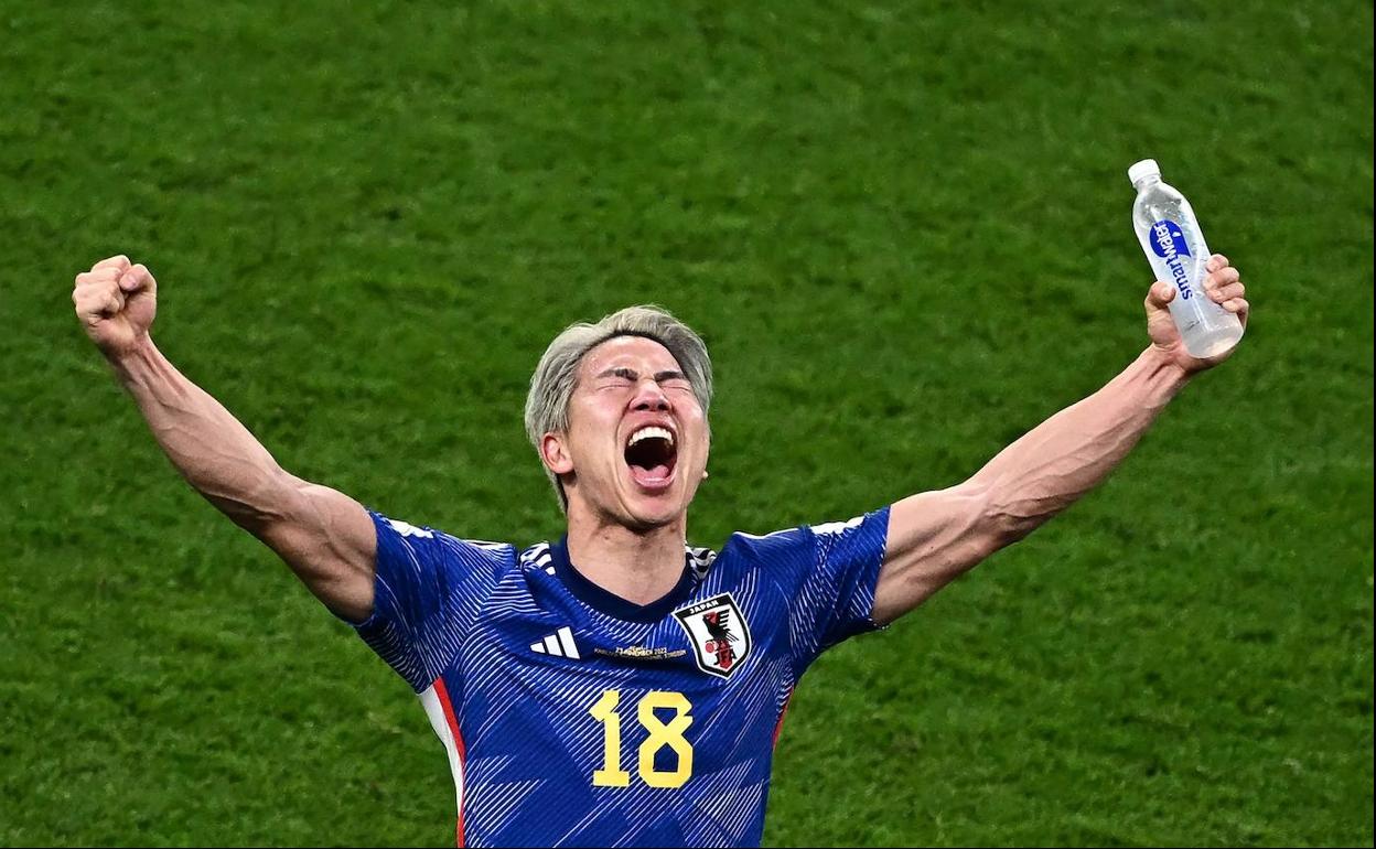 El jugador japonés Takuma Asano celebrando la victoria de su país ante Alemania