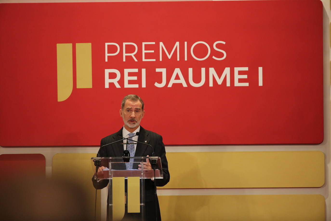 Fotos: Los Reyes de España, Felipe VI y Letizia, presiden la ceremonia de entrega de los Premios Jaume I en la Lonja de Valencia