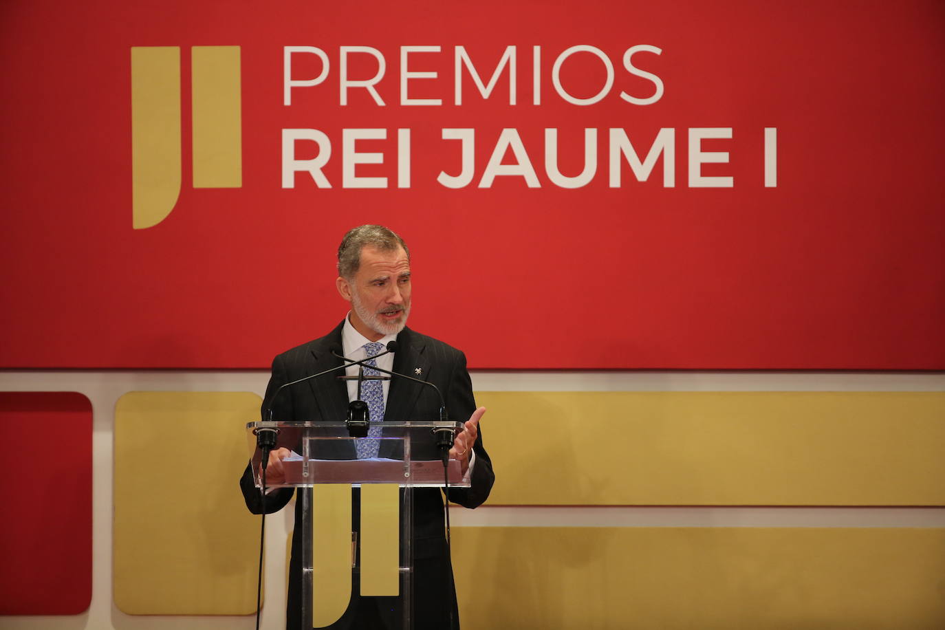 Fotos: Los Reyes de España, Felipe VI y Letizia, presiden la ceremonia de entrega de los Premios Jaume I en la Lonja de Valencia