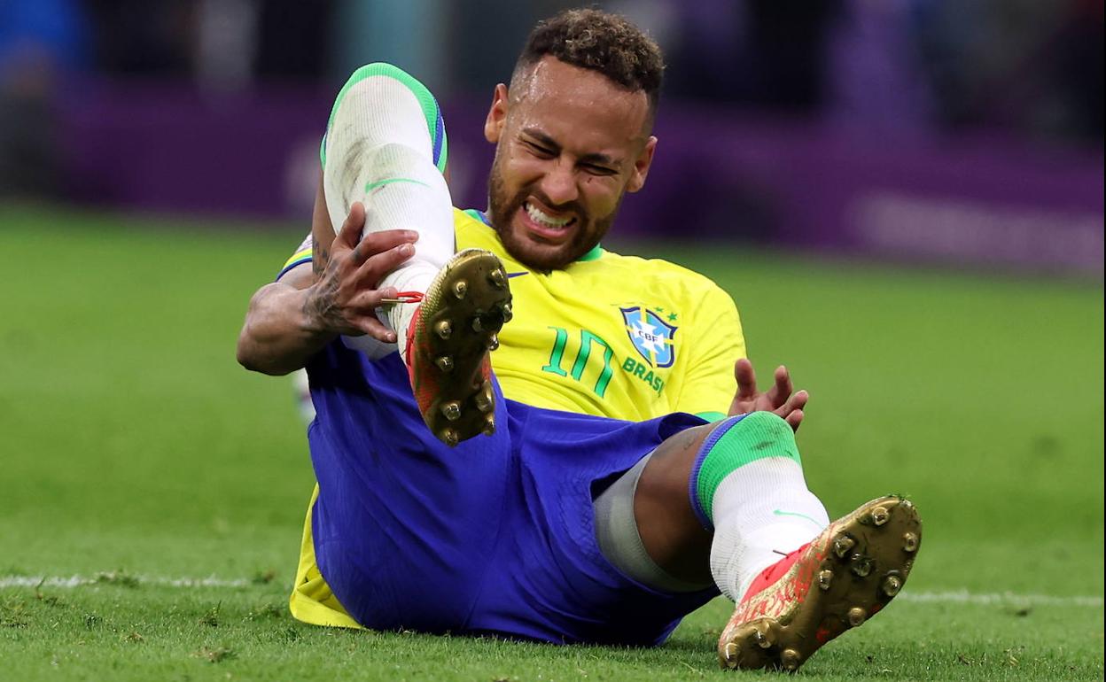 Neymar se lesionó en el tramo final del partido inaugural ante Serbia.