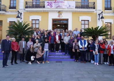 Imagen secundaria 1 - Lectura del manifiesto en Catarroja y Burjassot, y el homenaje en Alaquàs. 