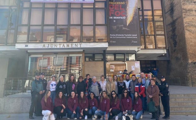 Concentración en el Ayuntamiento de Benifaió. 