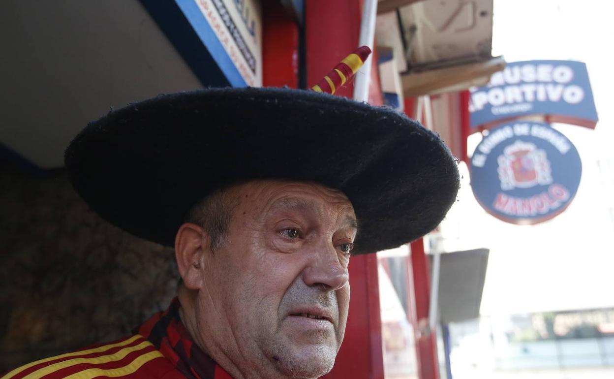 Manolo 'el del bombo' a las puertas de su bar. 