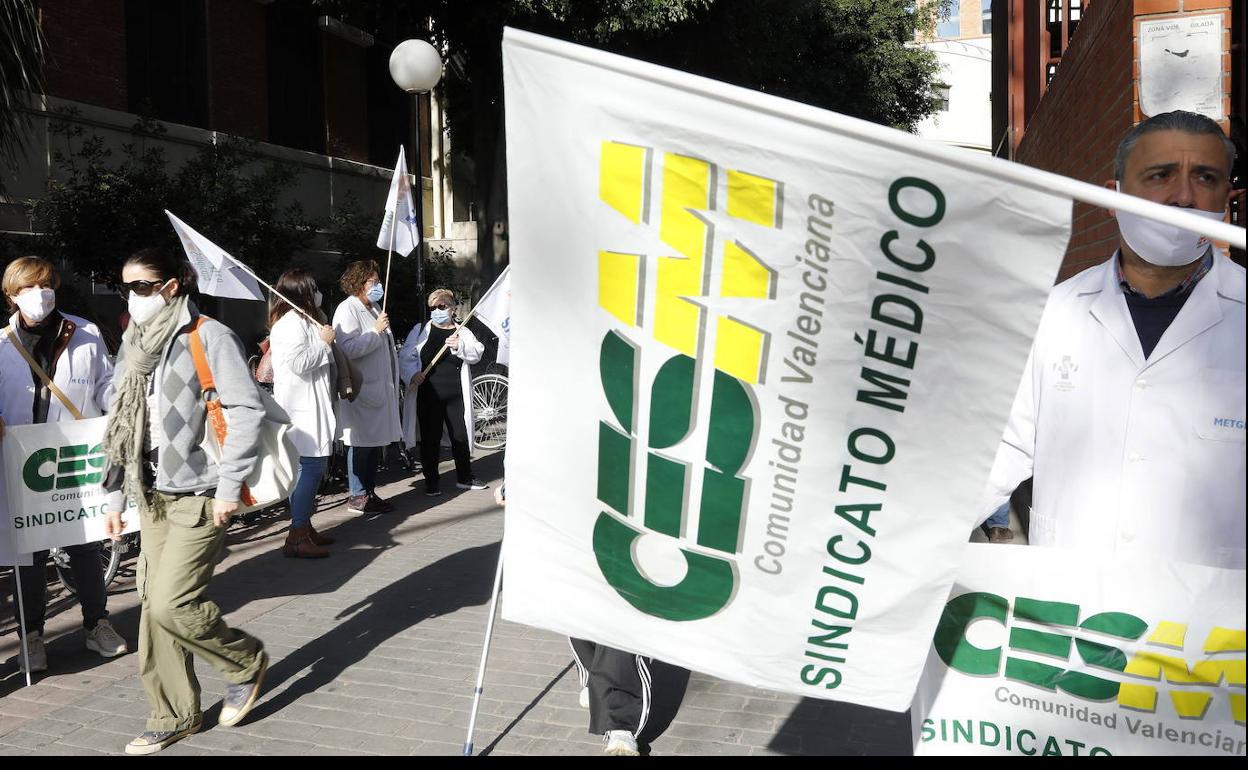 Protesta convocada por el Sindicato Médico CESM-CV en Valencia, en una imagen de archivo.