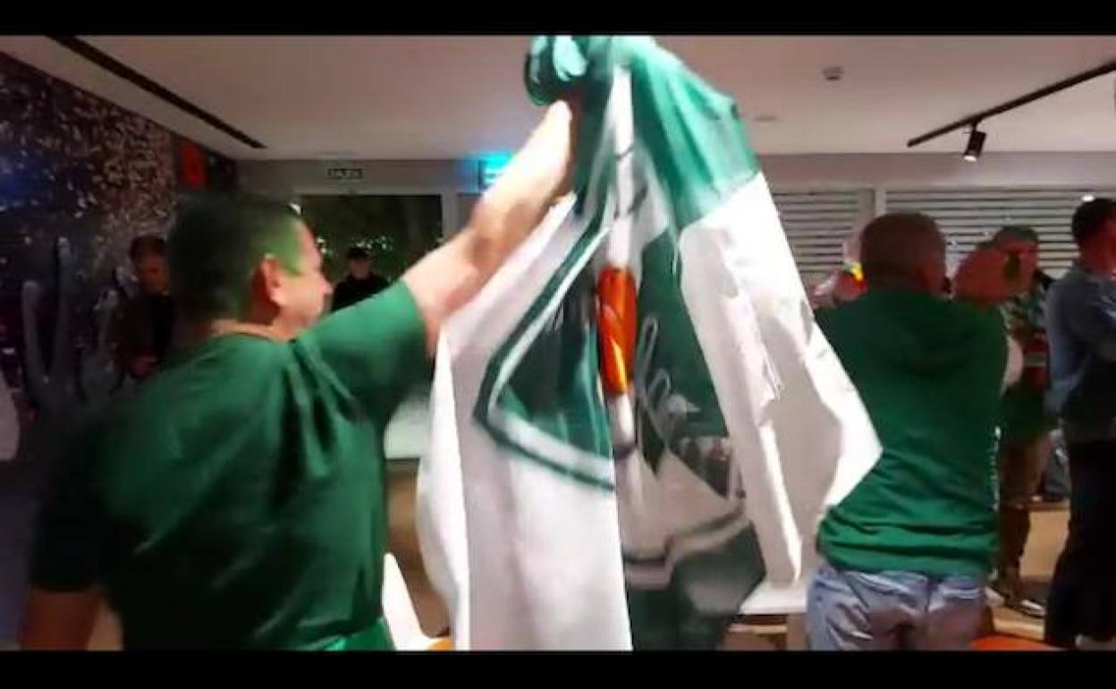 Los aficionados del Zalgiris en la cafetería de l'Alquería. 