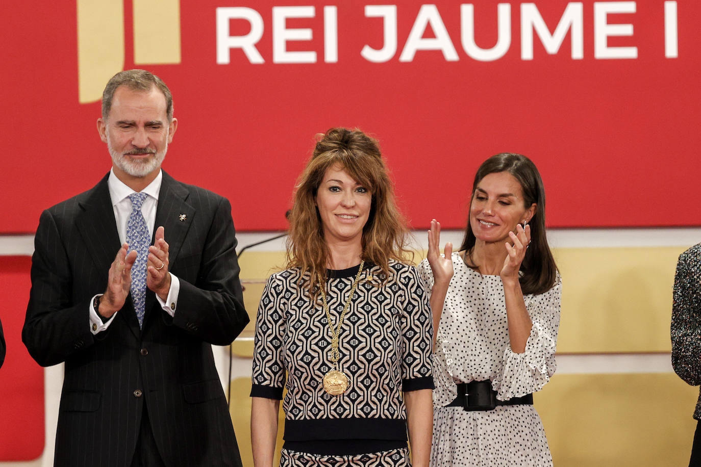 Fotos: Los Reyes de España, Felipe VI y Letizia, presiden la ceremonia de entrega de los Premios Jaume I en la Lonja de Valencia