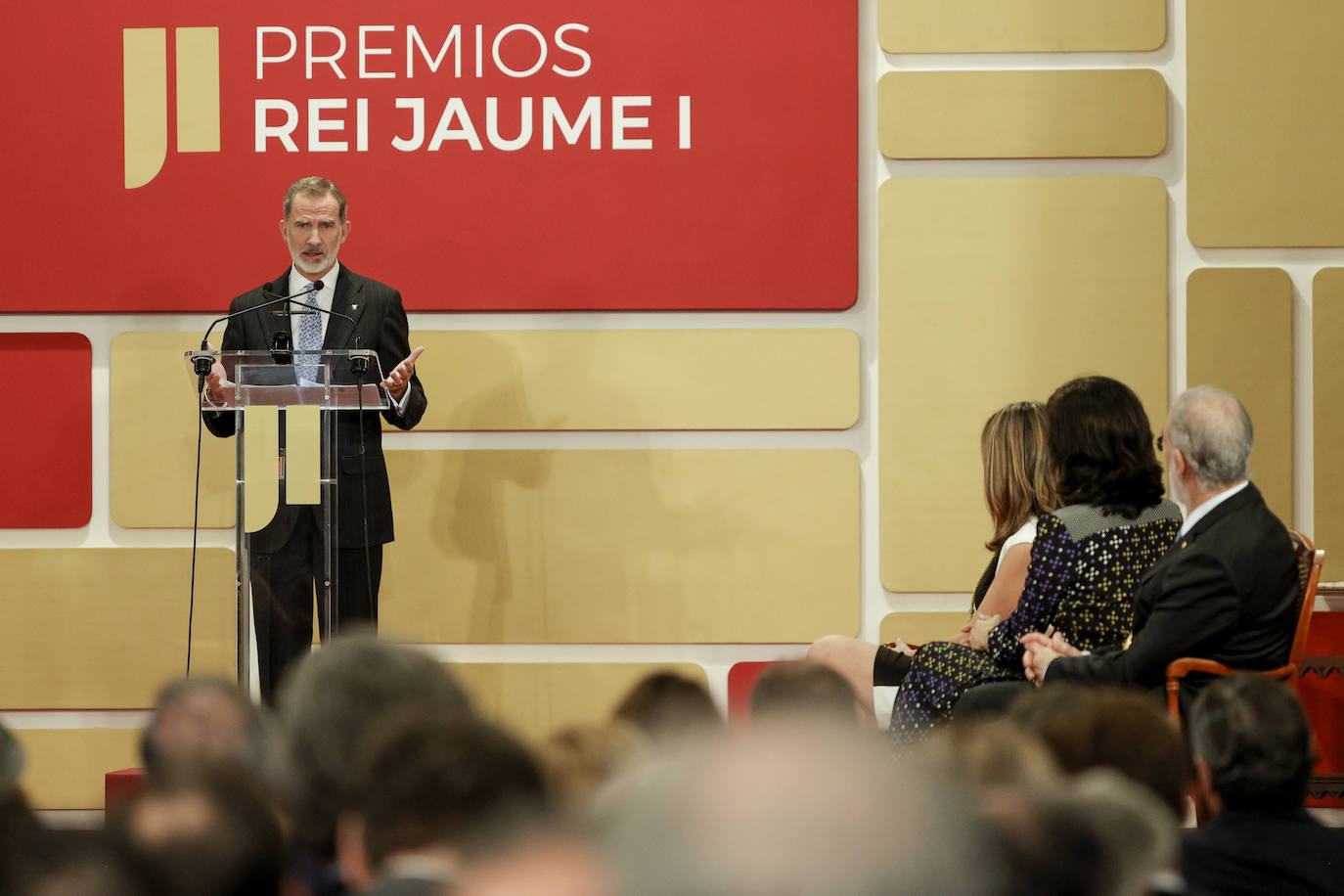 Fotos: Los Reyes de España, Felipe VI y Letizia, presiden la ceremonia de entrega de los Premios Jaume I en la Lonja de Valencia