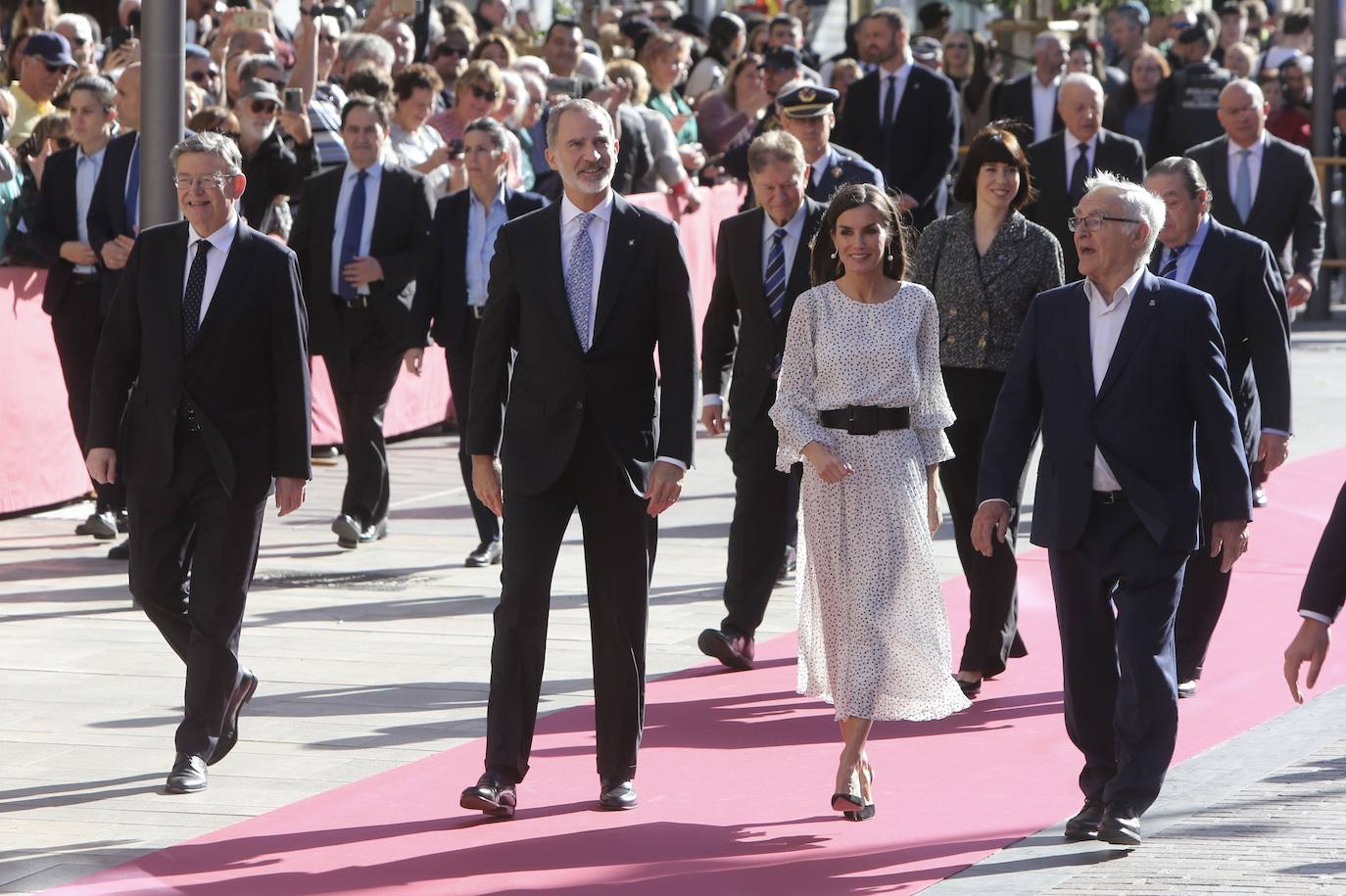 Fotos: Los Reyes de España, Felipe VI y Letizia, presiden la ceremonia de entrega de los Premios Jaume I en la Lonja de Valencia