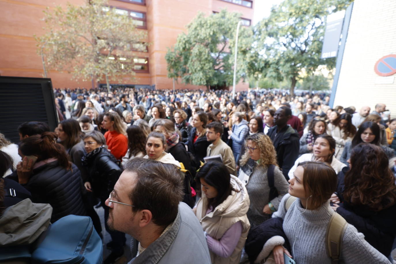 Los exámenes en la ciudad de Valencia tienen lugar en el Hospital Universitari y Politècnic La Fe (edificio de Dirección, Administración y Docencia), en el aulario interfacultativo del campus de Burjassot, en los aularios norte y sur del campus de Tarongers, así como en los aularios I, III y VI y las facultades de Filología, Traducción y Comunicación, Geografía e Historia, Fisioterapia y Ciencias de la Actividad Física y Deportes, todas del campus de Blasco Ibáñez.. 