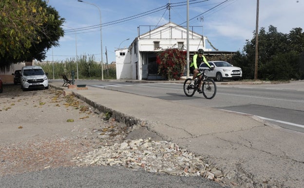 Aceras y calzada en mal estado, en la pedanía de La Punta. 