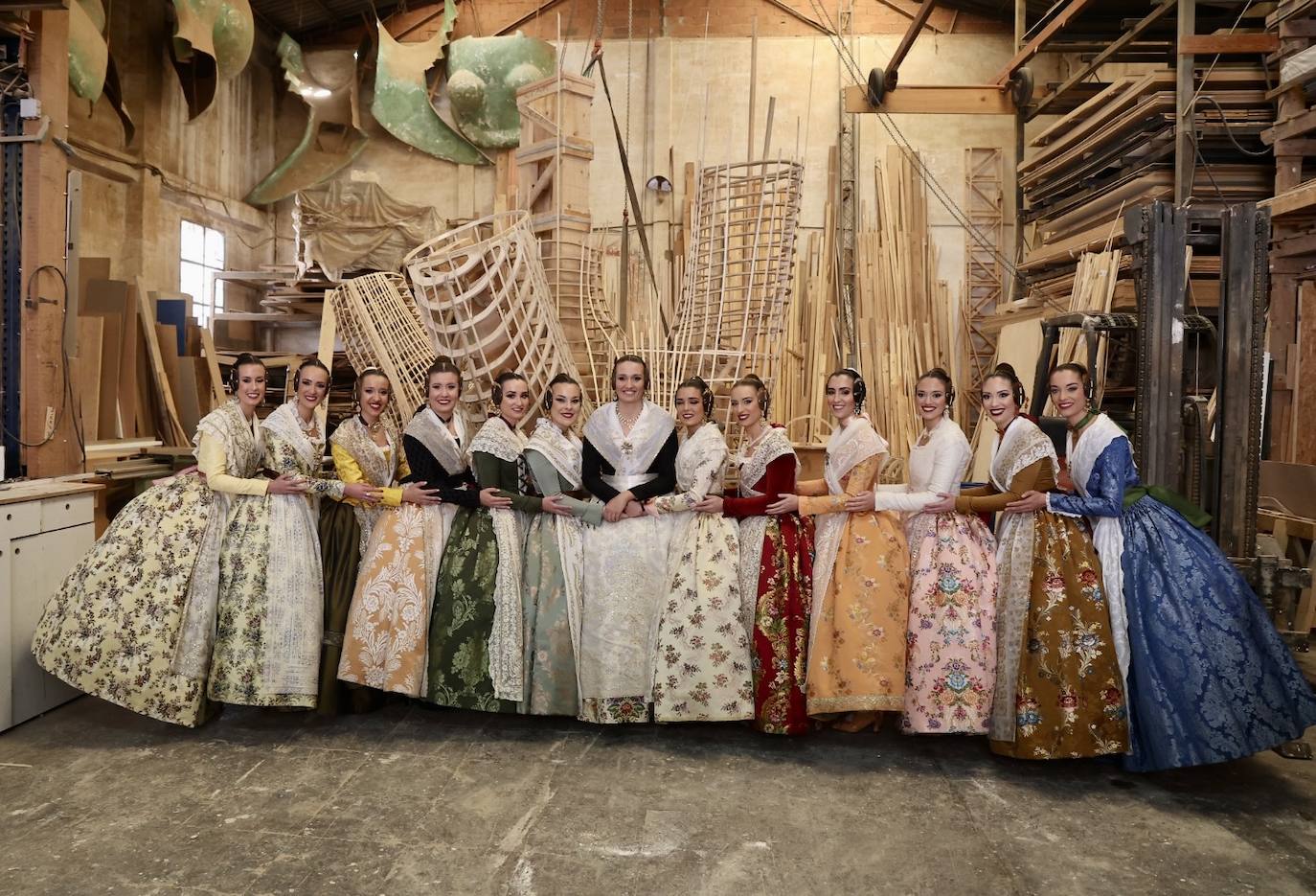 Las falleras mayores de Valencia 2023 y sus cortes de honor visitan el taller de Manolo García en el que se da forma al trabajo diseñado por Marina Puche.