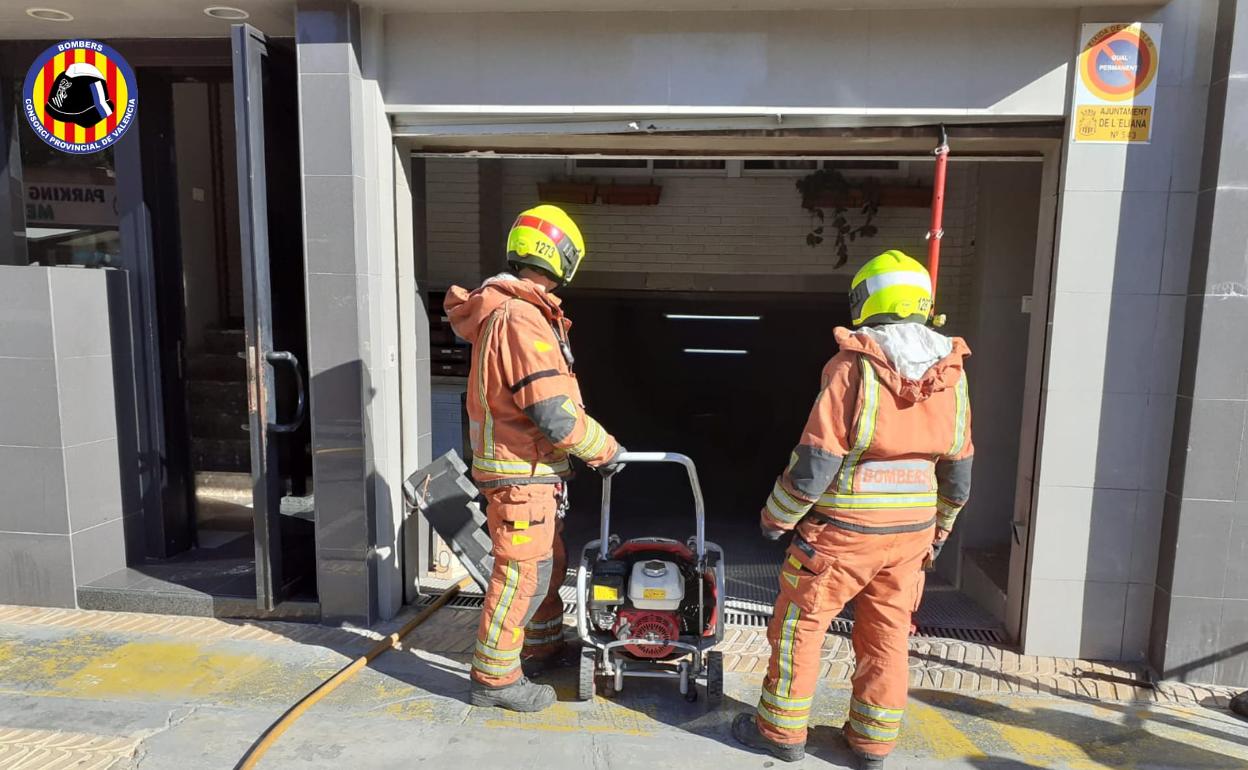 Bomberos interviniendo en un incendio. 