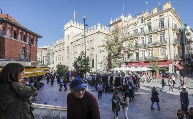 La plaza del Mercado, con el mercadillo semanal. 