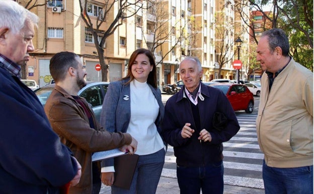 La vicealcaldesa Sandra Gómez, con representantes vecinales. 