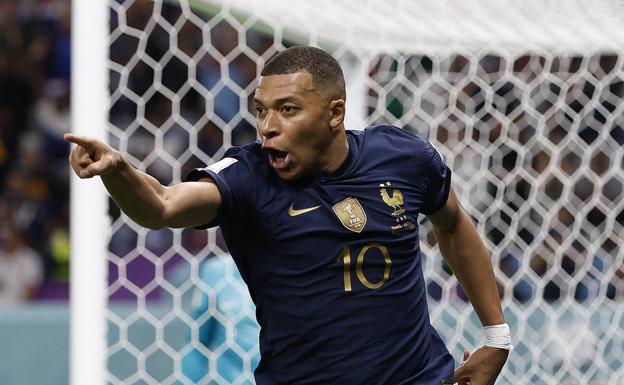 El delantero francés Kylian Mbappé celebra uno de los dos goles frente a Dinamarca