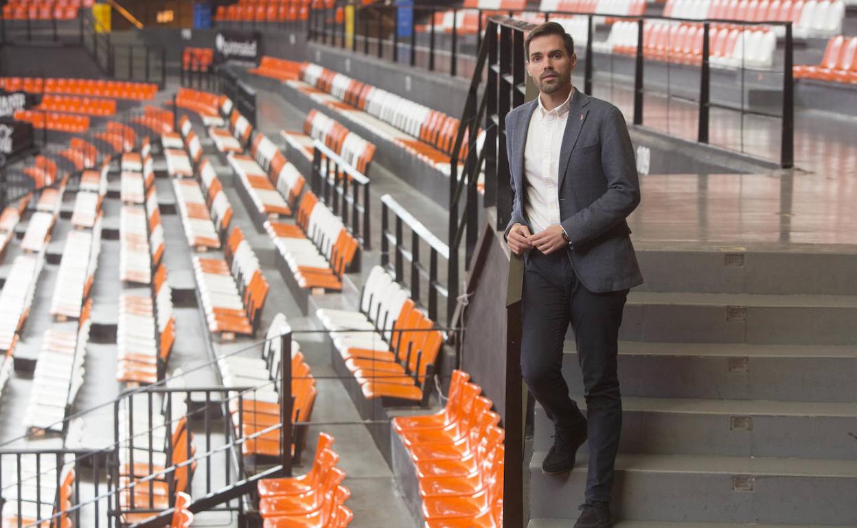 Enric Carbonell posa en las gradas de la Fonteta antes de realizar la entrevista. 