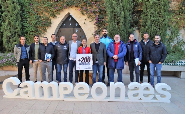 Ainhoa, en el centro, junto a los distintos agentes que forman parte de la Federación. 