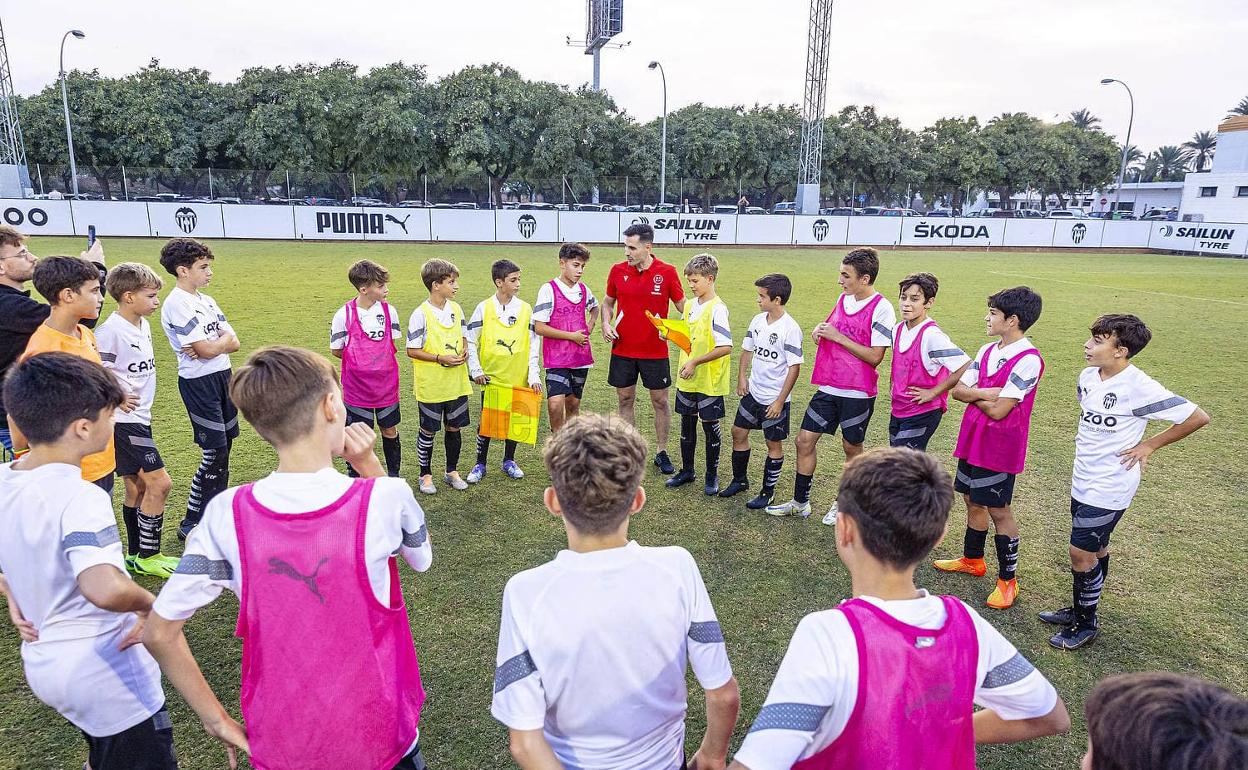 El colegiado Fuentes Molina, en una charla con el Infantil B. 