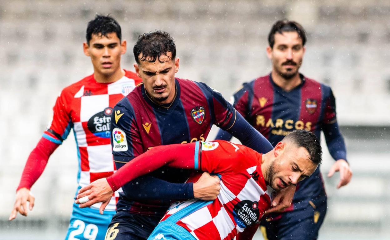 Álex Muñoz pugna por el balón en el Lugo-Levante 