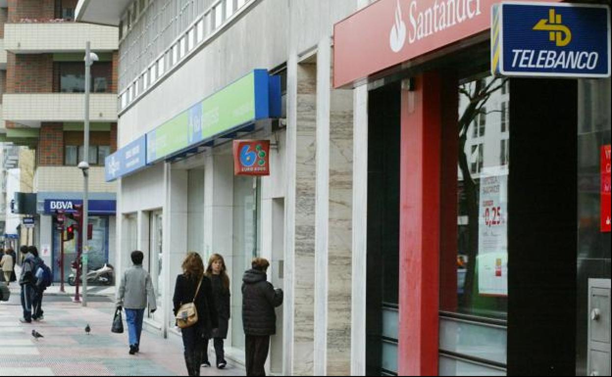 Varias sucursales bancarias en una calle.