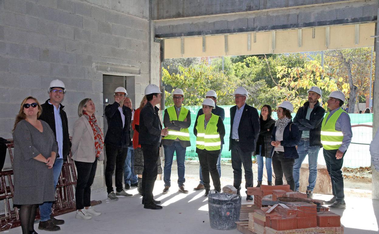 La consellera y miembros de la Corporación y del CEIP Pou de la Muntanya visitan las obras. 