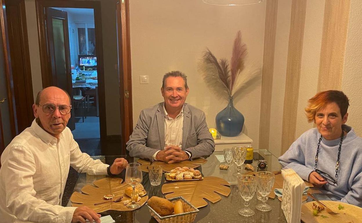 El alcalde, Michel Montaner, en la cena con Ciraolo y su mujer.  