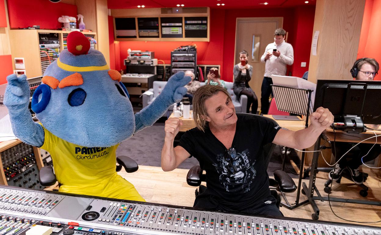 Nacho Cano, junto a la mascota del Villarreal, graban el himno. 