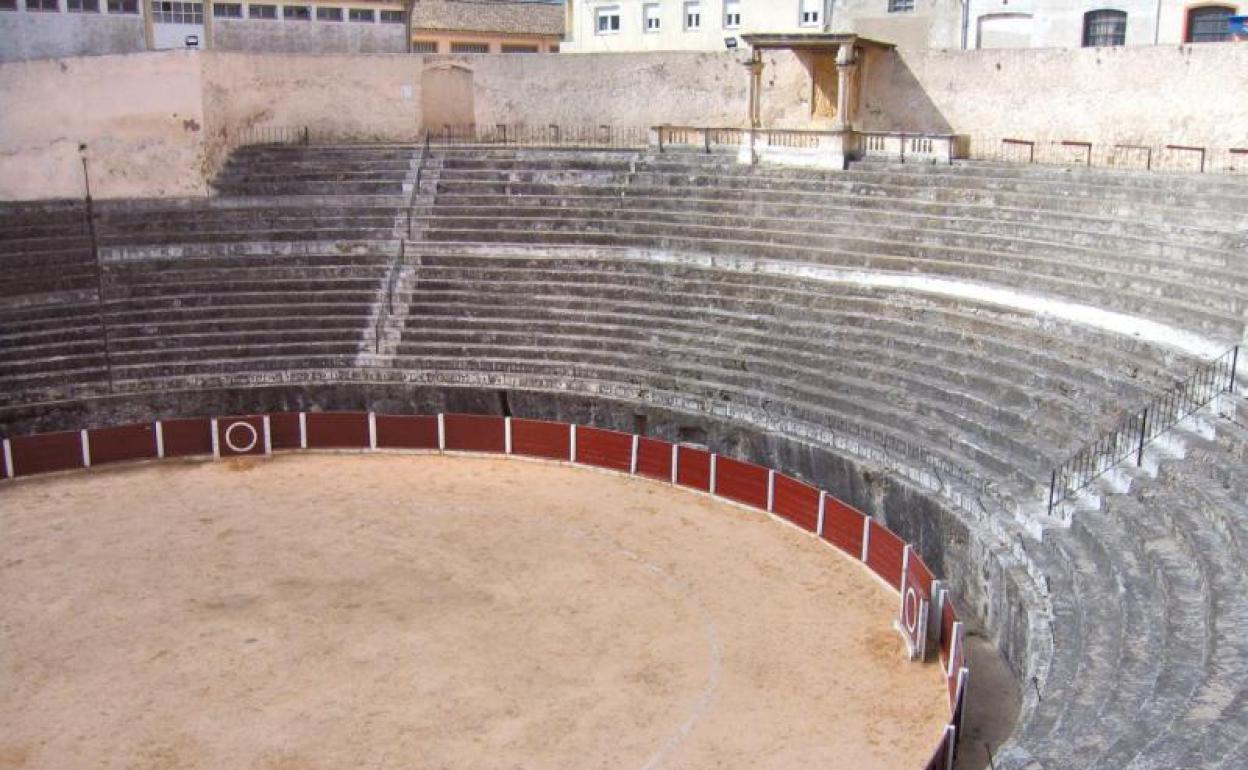 La plaza de toros de Bocairent, con cerca de dos siglos de historia, que está excavada en roca. 