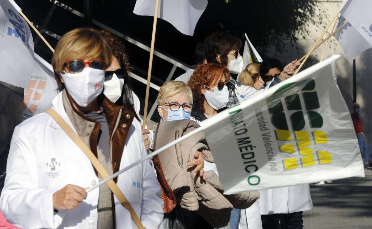 Protesta de facultativos convocada por el Sindicato Médico de la Comunitat.