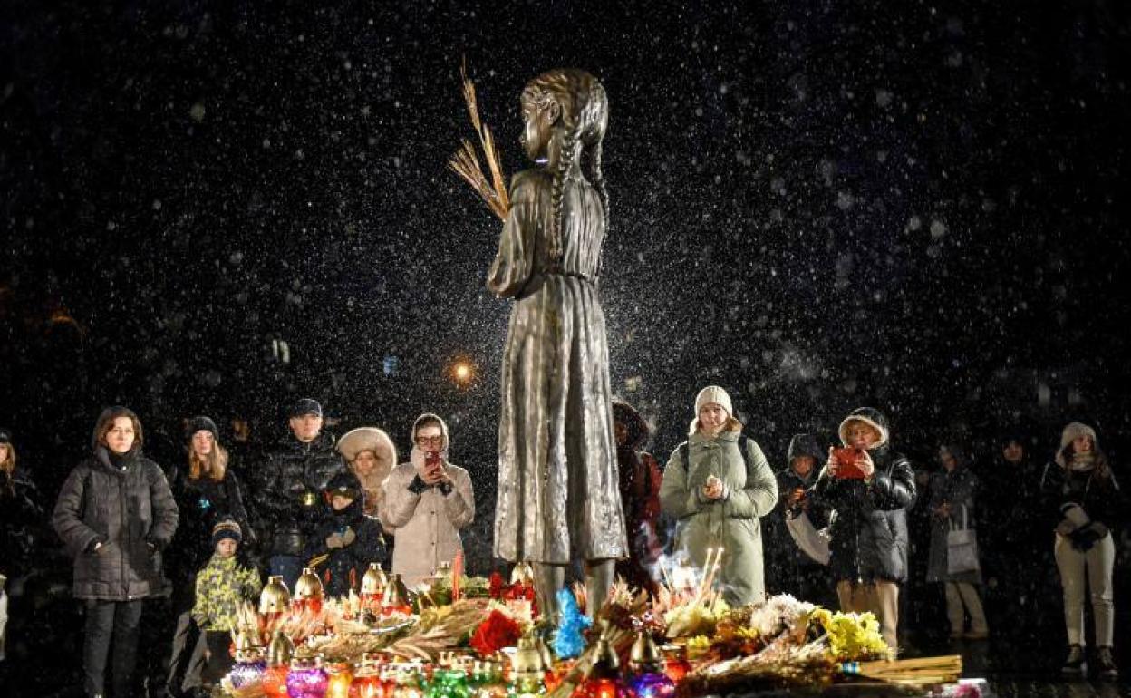 Homenaje a las víctimas del Holodomor (en ucraniano, «muerte por inanición»), el pasado 26 de noviembre en el complejo del Museo Nacional del Genocidio del Holodomor en Kiev.