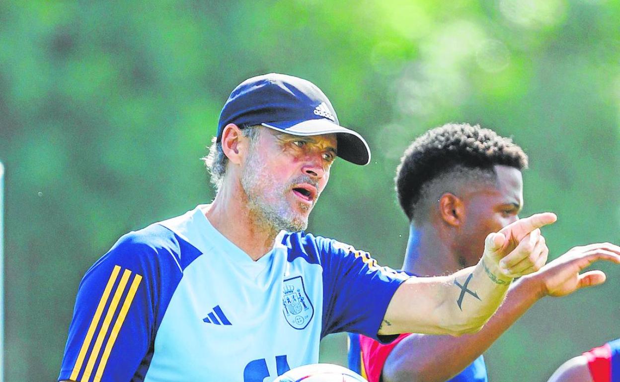 Luis Enrique, en un entrenamiento en el cuartel general de la selección en la Universidad de Qatar.