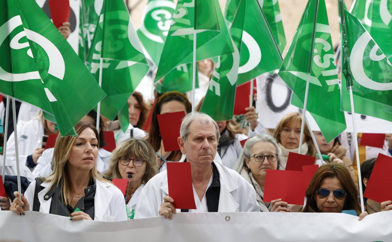 Asistentes a la protesta convocada por el sindicato CSIF a las puertas de la Conselleria de Sanidad, este miércoles.