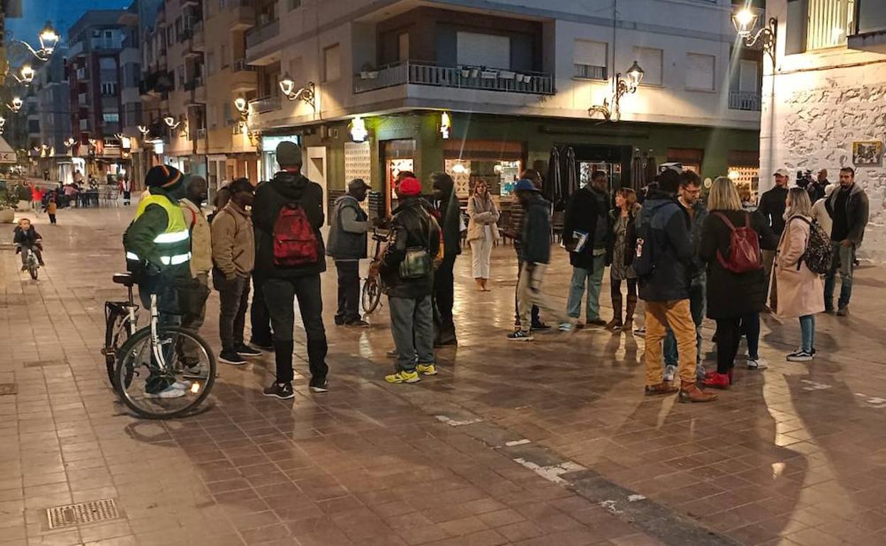 Momento previo a la reunión con los temporeros que viven en una antigua fábrica de Benimaclet. 