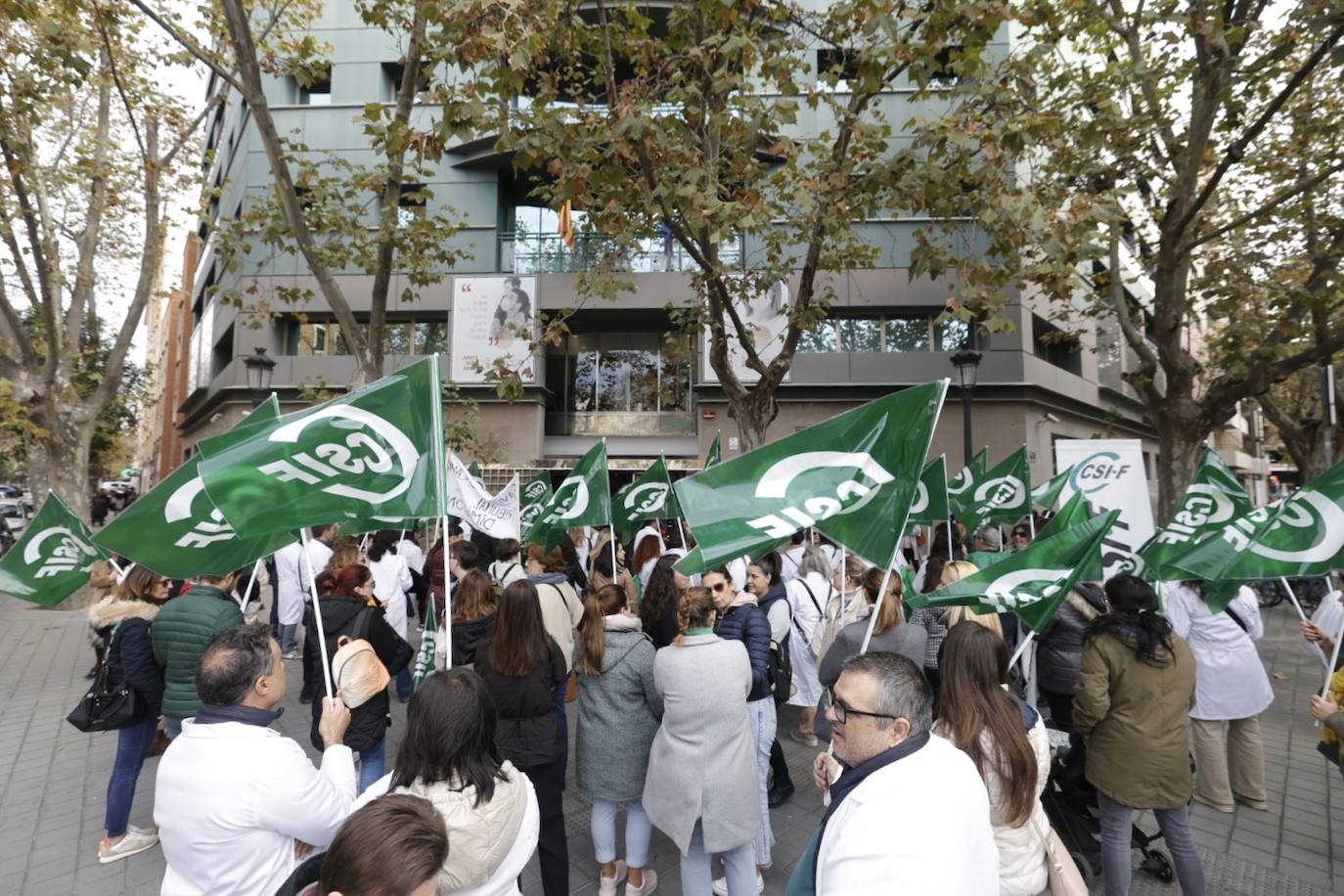 La protesta a las puertas de la conselleria urge refuerzos a Sanidad y un «trato digno» para los pacientes